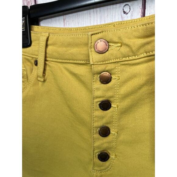 Universal Thread Women's Mustard Yellow Button Raw Hem Jean Shorts 14/32'' - Picture 3 of 9